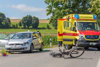 Schwerer Unfall im Erzgebirge: E-Bike-Fahrer gegen Windschutzscheibe geschleudert - Der Radfahrer zog sich bei dem Unfall schwere Verletzungen zu.