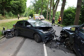 Schwerer Unfall im Erzgebirge: Fünf Verletzte bei Crash auf Staatsstraße - Rettungswagen, Polizei und Feuerwehr sind am Montag zu einem Unfall im Erzgebirge ausgerückt.
