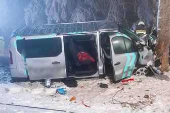 Schwerer Unfall im Erzgebirge mit einem Toten und mehreren Verletzten - Eine 48-Jährige ist bei dem schweren Unfall am Samstagabend auf der Straße zwischen Satzung und Steinbach ums Leben gekommen.