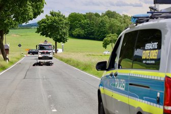 Schwerer Unfall im Erzgebirge – Motorrad kracht frontal gegen einen Baum - Der Unfall ereignete sich nahe des Abzweigs von der S 283 Richtung Beutha und Grüna.