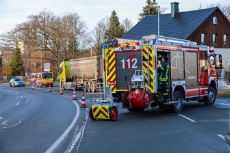 Schwerer Unfall im Erzgebirge: Polizei nennt neue Details - Beim Unfall in Annaberg auf der B 95 sind zwei Personen leicht verletzt worden.