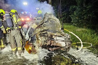 Schwerer Unfall im Erzgebirge: Skoda-Fahrerin prallt gegen Baum – Ersthelfer retten die Frau, bevor das Auto Feuer fängt - Das Unfallauto, nachdem es von der Feuerwehr gelöscht wurde.