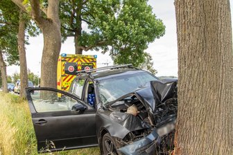 Schwerer Unfall im Erzgebirge: Skoda prallt frontal an Baum - Bei einem Unfall nahe Crottendorf wurde ein Skoda-Fahrer schwer verletzt. Am Auto entstand Totalschaden.