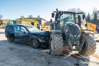 Schwerer Unfall im Erzgebirge: Traktor und Volvo prallen zusammen – Fünfstelliger Sachschaden - Zwischen Forchheim und Wernsdorf kollidierte ein Traktor mit einem Volvo.