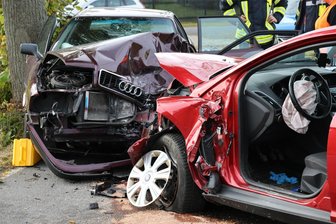 Schwerer Unfall im Erzgebirge: Vier Schwerverletzte und erheblicher Sachschaden in Zschorlau - Bei einem Frontalzusammenstoß zwischen zwei Autos sind am Samstag in Zschorlau vier Personen schwer verletzt worden.