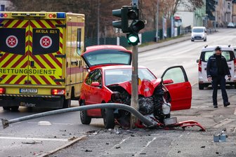 Schwerer Unfall im Erzgebirge: VW kollidiert mit Ampel, Laterne und Verkehrsschild - Der Fahrer eines VW kam aus bislang ungeklärter Ursache von der Fahrbahn abkam.