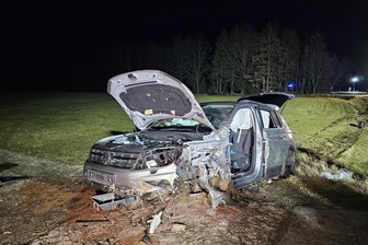 Schwerer Unfall im Vogtland - Fahrer in seinem Auto eingeklemmt - Schwerer Unfall im vogtländischen Irfersgrün: Der Fahrer des VW kam verletzt ins Krankenhaus.
