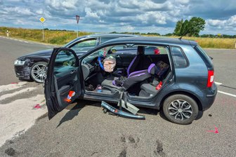 Schwerer Unfall in Beerwalde: VW und Audi stoßen zusammen - Ein schwerer Unfall hat sich am Freitag in Beerwalde ereignet.