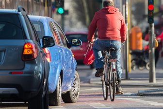 Schwerer Unfall in Burgstädt: Auto und Radfahrer zusammengestoßen - In Burgstädt sind ein Auto und ein Radfahrer zusammengestoßen.