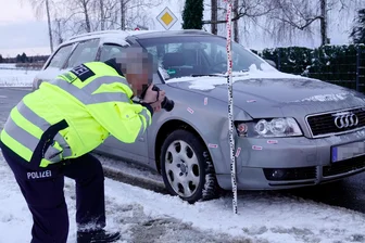 Schwerer Unfall in Chemnitz: Kind von Auto erfasst und schwer verletzt - Die Polizei dokumentierte den Unfall. Deutlich zu sehen: die Bremsspur.