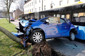 Schwerer Unfall in Chemnitz mit Linien-Bus der CVAG: Zwei Schwerverletzte im Krankenhaus - Die Spuren des Unfalls werden noch lang zu sehen sein. Ein Baum wurde dabei beschädigt.