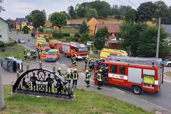 Schwerer Unfall in Clausnitz: Sechs Menschen verletzt - 