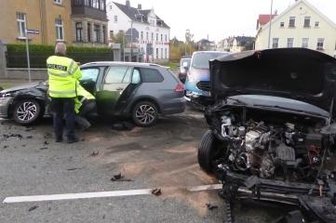 Schwerer Unfall in Crimmitschau - Zwei Menschen mussten nach dem Unfall ärztlich behandelt werden.