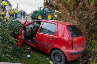Schwerer Unfall in Erlau: Fiat-Fahrer nach Kollision mit Traktor aus Auto gerettet - Durch den Aufprall wurde der Fiat zurückgeschleudert und kam in einer Hecke zum Stehen.