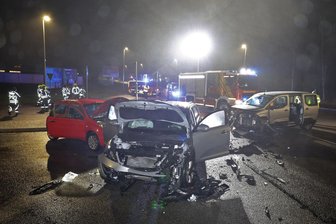 Schwerer Unfall in Glauchau: Drei Fahrzeuge stoßen auf der Kreuzung zusammen - Am späten Montagnachmittag hat es auf der Kreuzung Siemenstraße/Meeraner Straße gekracht.