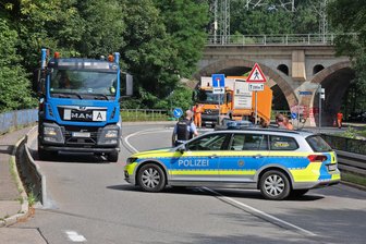 Schwerer Unfall in Glauchau: Radfahrerin stößt gegen Lkw - Auf der Lungwitztalstraße in Glauchau stieß eine Radfahrerin gegen einen Lkw.