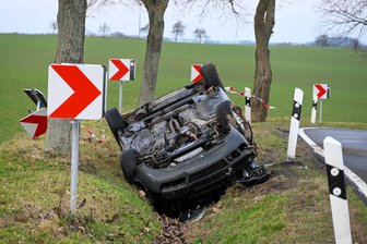 Schwerer Unfall in Großweitzschen: Audi überschlägt sich - Fahrer flüchtet - In Großweitzschen hat sich auf der S 34 am Neujahrsmorgen ein Auto überschlagen.
