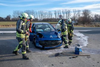 Schwerer Unfall in Hartha: Citroën kracht in abbiegenden Audi - Der Fahrer dieses Autos erlitt schwere Verletzungen.
