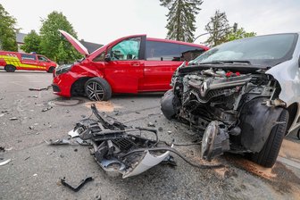 Schwerer Unfall in Hohenstein-Ernstthal: Oststraße am Donnerstagmorgen für zwei Stunden voll gesperrt - Im Kreuzungsbereich von Oststraße und Turnerstraße hat es am Donnerstagmorgen einen Unfall gegeben.