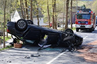 Schwerer Unfall in Markersbach: Auto überschlägt sich auf B 101 – Fahrer muss ins Krankenhaus - Warum dieser Audi auf der B 101 auf dem Dach landete, beschäftigt derzeit die Polizei.