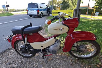 Schwerer Unfall in Pleißa: Simson wird gegen Fußgängerinnen geschleudert - Drei Personen wurden bei einem Unfall mit einer Simson in Pleißa verletzt.