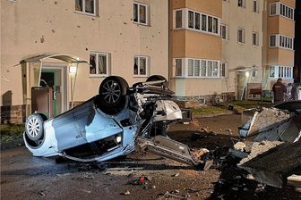 Schwerer Unfall in Schwarzenberg: 20-Jähriger sorgt für Trümmerfeld - Die zerborstene Container-Umhausung wirkte wie eine Sprungschanze.