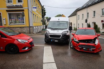 Schwerer Unfall in Zschorlau: Drei Fahrzeuge kollidieren an Kreuzung - Zu einem Unfall mit mehreren Verletzten kam es in Zschorlau.