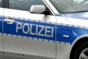Schwerer Unfall in Zwickau: Fahrzeug kommt von Straße ab und gerät in Brand -