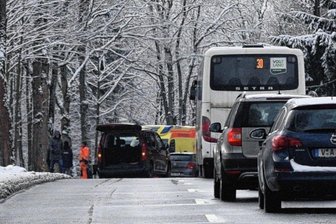 Schwerer Unfall kurz vor Bad Elster - Stau vor dem Ortseingang von Bad Elster. Die Zufahrtsstraße musste voll gesperrt werden. 