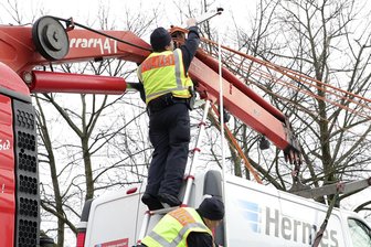 Schwerer Unfall mit drei Verletzten - Kran hatte Ladearm nicht heruntergelassen - 