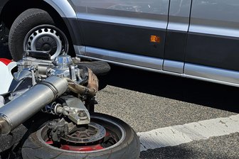 Schwerer Unfall mit Motorrad im Erzgebirge: Straße gesperrt - Am Dienstag passierte in Adorf ein schwerer Unfall mit Motorrad.