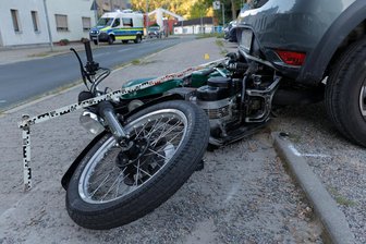 Schwerer Unfall mit Motorrad in Einsiedel – auch Fußgängerin verletzt - Das Motorrad rutschte unter ein geparktes Fahrzeug.