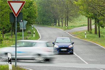 Schwerer Unfall mit sieben Verletzten in Großrückerswalde: Kommen jetzt Stopp-Schilder? - Ein auf dem Kärrnerweg aus Richtung Teichvorwerk kommender Pkw-Fahrer lässt einen vorfahrtberechtigten Pkw auf der S 221 passieren. 