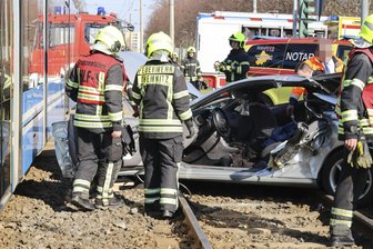 Schwerer Unfall mit Straßenbahn in Chemnitz - Schwerer Unfall zwischen Pkw und Straßenbahn am Mittwoch in Chemnitz.