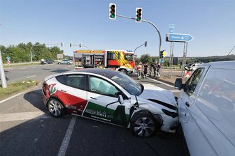 Schwerer Unfall mit Tesla in Glauchau: B 175 war zwei Stunden voll gesperrt - In den Unfall auf der B 175 war ein Tesla verwickelt.