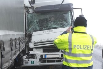 Schwerer Unfall mit zwei beteiligten Lkw - 