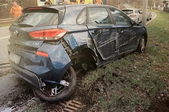 Schwerer Unfall nach kilometerlanger Blindfahrt durchs Vogtland: „Ich war wie ferngesteuert“ - Das zerstörte Auto nach dem Unfall auf der Pausaer Straße in Plauen: Weil der Fahrer wegen seiner Diabetes-Erkrankung plötzlich Wahrnehmungsstörungen hatte, lenkte er den Wagen über mehrere Kilometer quasi blind durchs Vogtland. Daran und an den darauffolgenden Unfall kann sich der heute 24-Jährige nicht erinnern.