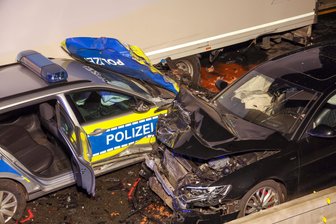 Schwerer Unfall nach Verfolgungsjagd auf A 4: War die Straßensperre gerechtfertigt? - War das gerechtfertigt? Mindestens 100.000 Euro Schaden sind die Bilanz einer Verfolgungsfahrt, die für einen polnischen Autodieb mit einem Crash in einer Polizeisperre auf der A 4 bei Glauchau endete.