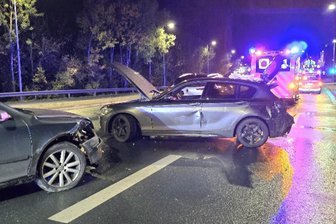 Schwerer Unfall nahe dem Plauener Elster-Park mit drei Fahrzeugen: Hoher Sachschaden und drei Verletzte - Ein Skoda und ein BMW kollidierten am Montagabend auf der Dresdener Straße in Plauen.