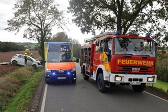 Schwerer Unfall nahe Lobsdorf: Frau muss aus Auto geschnitten werden - Eine Frau ist am Sonntag bei einem Unfall nahe Lobsdorf schwer verletzt worden. Foto: Andreas Kretschel