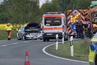 Schwerer Unfall nahe Oelsnitz: Unter den Verletzten ist die vogtländische SPD-Chefin - Unfall auf der B 92: Die Fahrerin dieses Mercedes hatte offenbar ein Stauende übersehen.