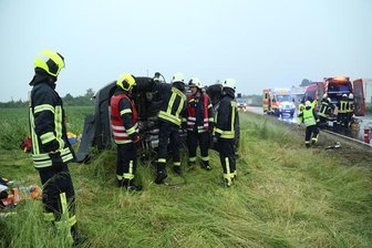 Schwerer Unfall- Nissan überschlägt sich - Die Feuerwehr musste die beiden Schwerverletzten bergen.