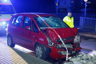 Schwerer Unfall: Opel erfasst Transporter-Fahrer -