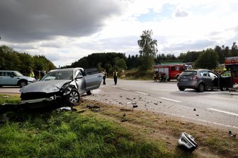 Schwerer Unfall unweit der A 4 bei Chemnitz-Ost: Mehrere Schwerverletzte - Die Straße musste nach dem Unfall voll gesperrt werden.