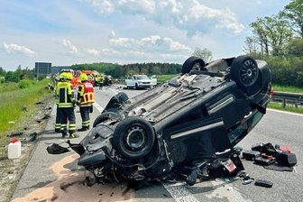 Schwerer Unfall: US-Army hilft - Insgesamt vier Fahrzeuge waren in den Unfall auf der A 72 verwickelt.