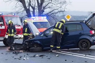 Schwerer Unfall - zwei Verletzte auf der S222 - 