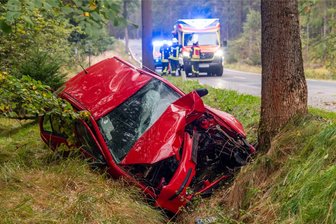 Schwerer Unfall zwischen Ansprung und Rübenau - Am Samstagmorgen ist ein Skoda zwischen Ansprung und Rübenau frontal gegen einen Baum geprallt.