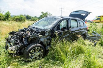 Schwerer Verkehrsunfall auf A 72 - Der BMW ist Totalschaden.