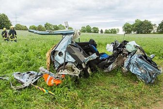 Schwerer Verkehrsunfall auf der B101: Fahrer überlebt schwer verletzt -