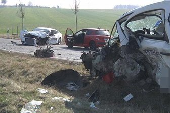 Schwerer Verkehrsunfall auf der B180 sorgt für Straßensperrung - 